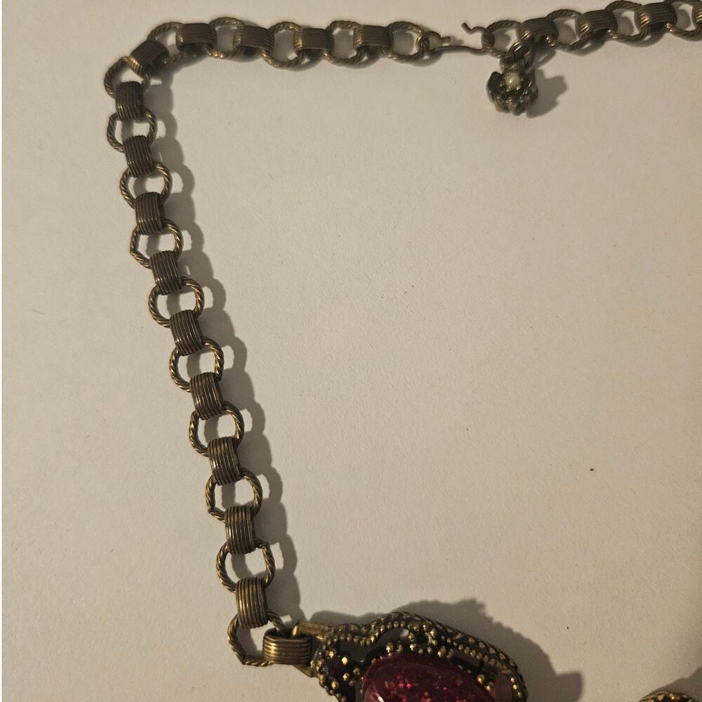 Elegant Victorian style Gold-Tone Necklace with red / Pink Stone Accents - Picture 5 of 7